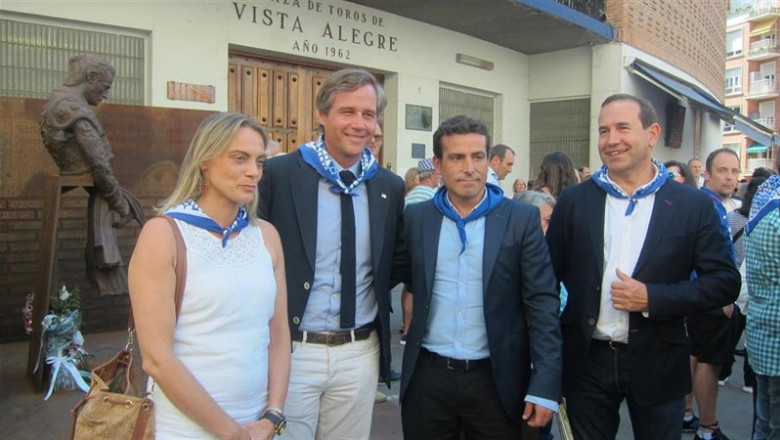 El vicesecretario de Política Territorial del PP, Antonio González Terol, en la plaza de Toros de Bilbao, junto a la presidenta del PP de Bizkaai, Raquel González, y ediles y junteros del PP. | EUROPA PRESS ep vicesecretariopolitica territorialpp antonio gonzalez terol enplazatorosbilbao juntola presidentappbizkaai raquel gonzalez y edilesjunterospp