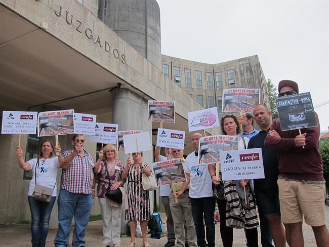 Víctimas de Angrois protestan ante los juzgados de Santiago | EUROPA PRESS ep victimasangrois protestanlos juzgadossantiago