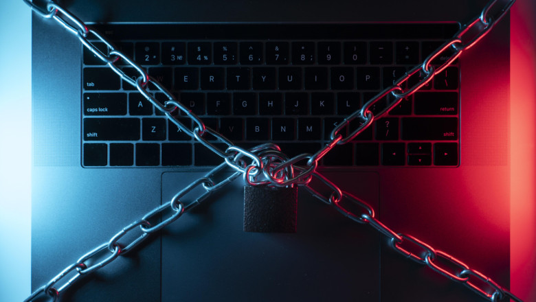 portatil de vista superior con candado y cadena 