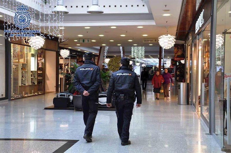 ep agentes de la policia vigilan un centro comercial en una imagen de archivo