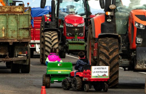 ep agricultores y ganaderos cortan la ap 7 con tractores y rollos de paja