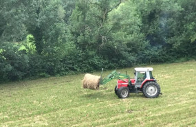 ep archivo   agricultor con tractor en el campo