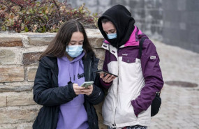 ep archivo dos chicas con mascarilla mirando sus moviles el dia antes de que entre en vigor la ep archivo dos chicas con mascarilla mirando sus moviles el dia antes de que entre en vigor la