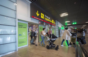 ep archivo   pasajeros llegando al aeropuerto adolfo suarez madrid barajas