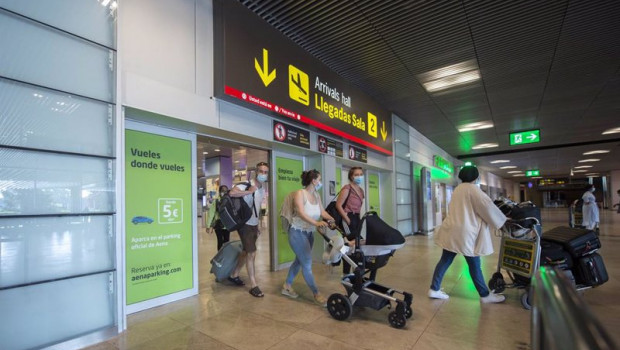 ep archivo   pasajeros llegando al aeropuerto adolfo suarez madrid barajas