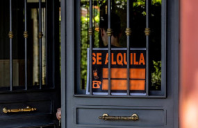ep archivo   un cartel que anuncia que se alquila una vivienda en madrid espana