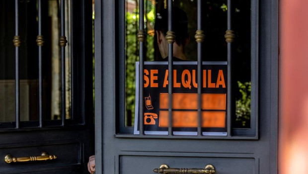 ep archivo   un cartel que anuncia que se alquila una vivienda en madrid espana