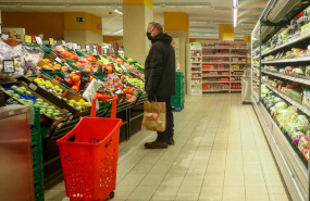 ep archivo   un hombre en la seccion de fruteria de un supermercado de madrid espana a 12 de enero