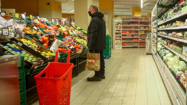 ep archivo   un hombre en la seccion de fruteria de un supermercado de madrid espana a 12 de enero