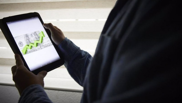 ep archivo un hombre sujeta una tablet con un grafico a 4 de enero de 2022 en madrid espana ep archivo un hombre sujeta una tablet con un grafico a 4 de enero de 2022 en madrid espana