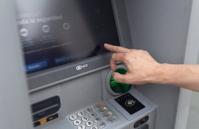 ep archivo un hombre utiliza un cajero automatico a 26 de junio de 2024 en madrid espana ep archivo un hombre utiliza un cajero automatico a 26 de junio de 2024 en madrid espana