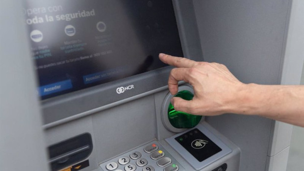 ep archivo un hombre utiliza un cajero automatico a 26 de junio de 2024 en madrid espana ep archivo un hombre utiliza un cajero automatico a 26 de junio de 2024 en madrid espana