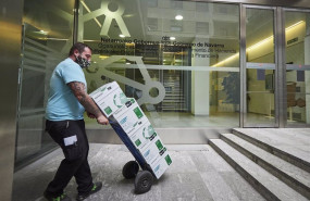 ep archivo   un transportista lleva un carro con cajas