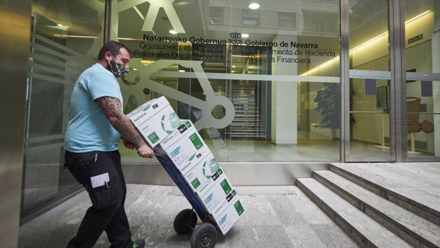 ep archivo   un transportista lleva un carro con cajas