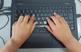 ep archivo   una persona utiliza un ordenador foto recurso