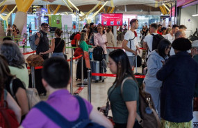 ep archivo   varias personas en la terminal t4 del aeropuerto adolfo suarez madrid barajas a 30 de