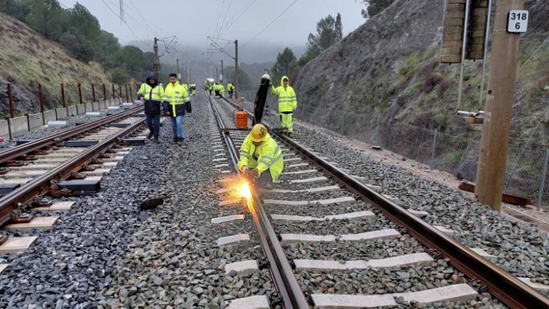 ep archivo varios operarios durante las obras de reparacion de las vias en adamuz a 30 de enero de ep archivo varios operarios durante las obras de reparacion de las vias en adamuz a 30 de enero de