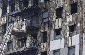 ep bomberos en una grua sanean la fachada quemada a 26 de febrero de 2024 en valencia comunidad