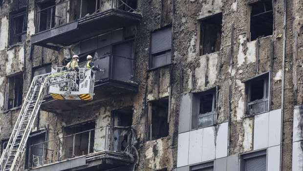 ep bomberos en una grua sanean la fachada quemada a 26 de febrero de 2024 en valencia comunidad