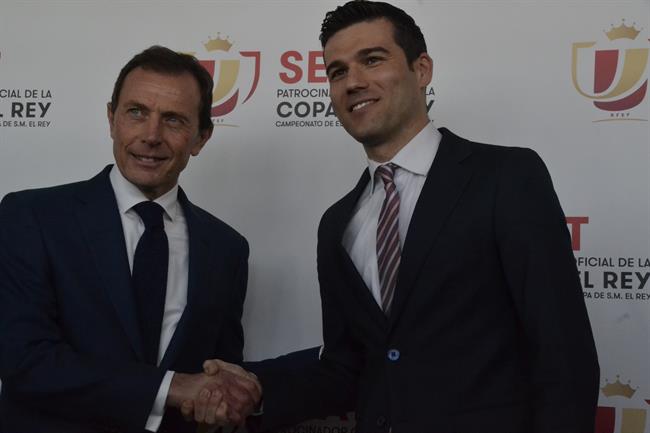 Butragueño estrecha la mano de Martín Ortega, directivo del Leganés | EUROPA PRESS ep butragueno estrechamanomartin ortega directivoleganes