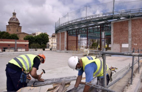 ep dos obreros trabajan en las obras de construccion de la nueva estacion subterranea de sant andreu