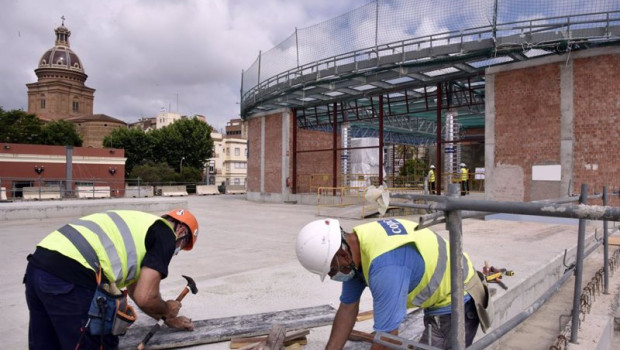 ep dos obreros trabajan en las obras de construccion de la nueva estacion subterranea de sant andreu