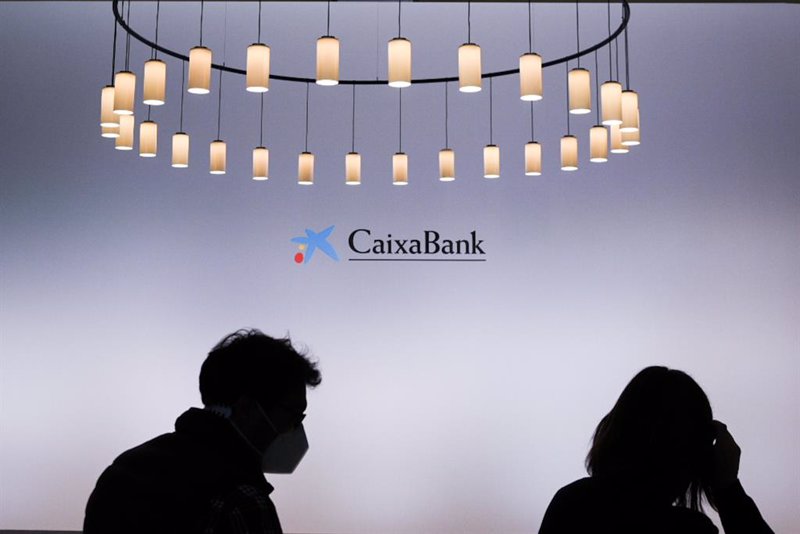 Una caja con la palabra tú: así es el pack de bienvenida de CaixaBank en medio del ERE