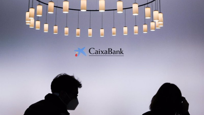 ep dos personas a su llegada a una reunion del nuevo consejo de administracion de caixabank en ep dos personas a su llegada a una reunion del nuevo consejo de administracion de caixabank en