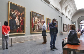 ep dos personas con mascarillas en la galeria central del museo nacional del prado el mismo dia en