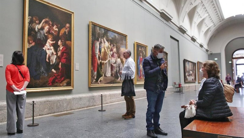 ep dos personas con mascarillas en la galeria central del museo nacional del prado el mismo dia en