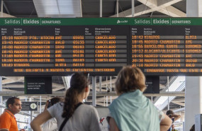 ep dos viajeras miran letrero con trenes cancelados en la estacion de joaquin sorolla de valncia ep dos viajeras miran letrero con trenes cancelados en la estacion de joaquin sorolla de valncia