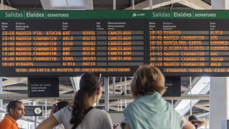 ep dos viajeras miran letrero con trenes cancelados en la estacion de joaquin sorolla de valncia ep dos viajeras miran letrero con trenes cancelados en la estacion de joaquin sorolla de valncia