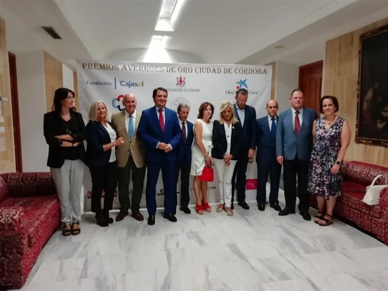 ep el alcalde centro posa con organizadores de los premios averroes y miembros del jurado