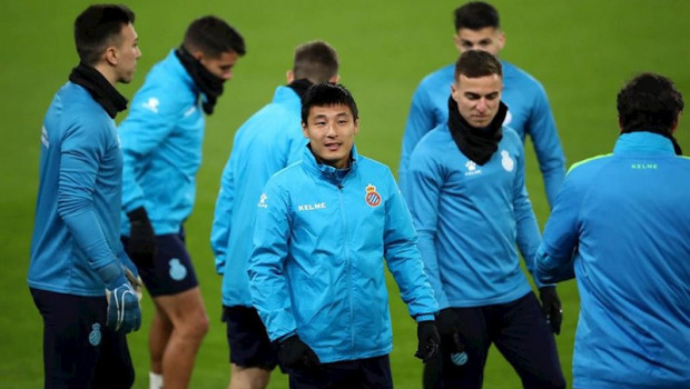 ep el jugador del rcd espanyol wu lei en un entrenamiento