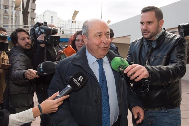 El exalcalde de Granada Torres Hurtado llega a los juzgados por el caso Serrallo | EUROPA PRESS/ÁLEX CÁMARA ep exalcaldegranada torres hurtado llegalos juzgadoscaso serrallo