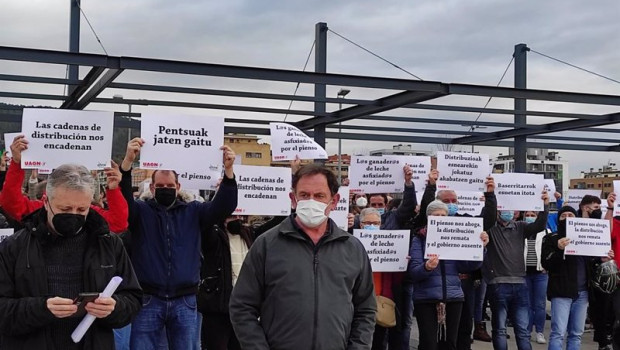 ep ganaderos del sector lacteo se concentran en pamplona para protestar porque estan produciendo a