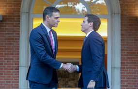 ep i-d el presidente del gobierno en funciones pedro sanchez se da la mano con el presidente de