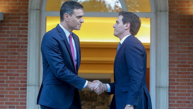 ep i-d el presidente del gobierno en funciones pedro sanchez se da la mano con el presidente de