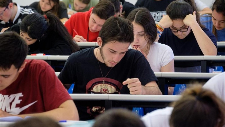 Jóvenes riojanos durante la prueba de acceso a la universidad de este año. | UNIVERSIDAD DE LA RIOJA - Archivo ep jovenes riojanos durante la prueba de acceso a la universidad de este ano