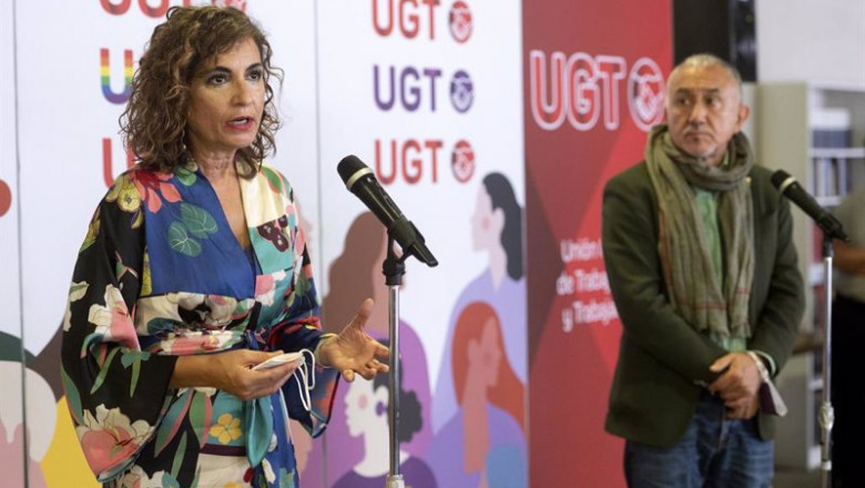 La ministra de Hacienda, Maria Jesús Montero, y el secretario general de UGT, Pepe Álvarez, en una rueda de prensa tras entregar los Presupuestos Generales del Estado (PGE) para 2022, en la sede de UGT, a 14 de octubre de 2021, en Madrid, (España). | Alberto Ortega - Europa Press ep la ministra de hacienda maria jesus montero y el secretario general de ugt pepe alvarez en una