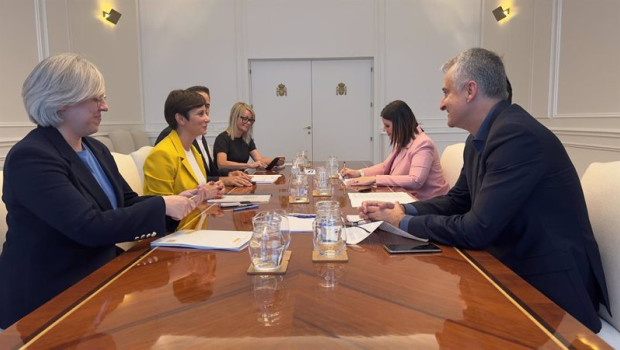 ep la ministra de vivienda y agenda urbana isabel rodriguez en una reunion con el el consejero de