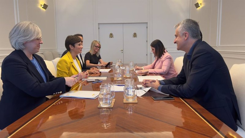 ep la ministra de vivienda y agenda urbana isabel rodriguez en una reunion con el el consejero de ep la ministra de vivienda y agenda urbana isabel rodriguez en una reunion con el el consejero de