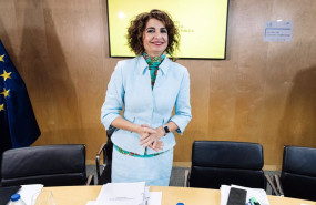 ep la vicepresidenta cuarta y ministra de hacienda y funcion publica maria jesus montero a su