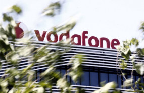 ep logo de vodafone en el edificio de la compania telefonica en madrid