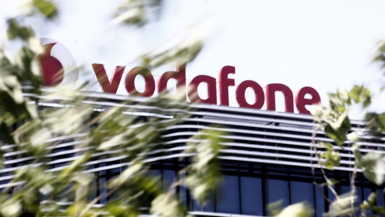 ep logo de vodafone en el edificio de la compania telefonica en madrid