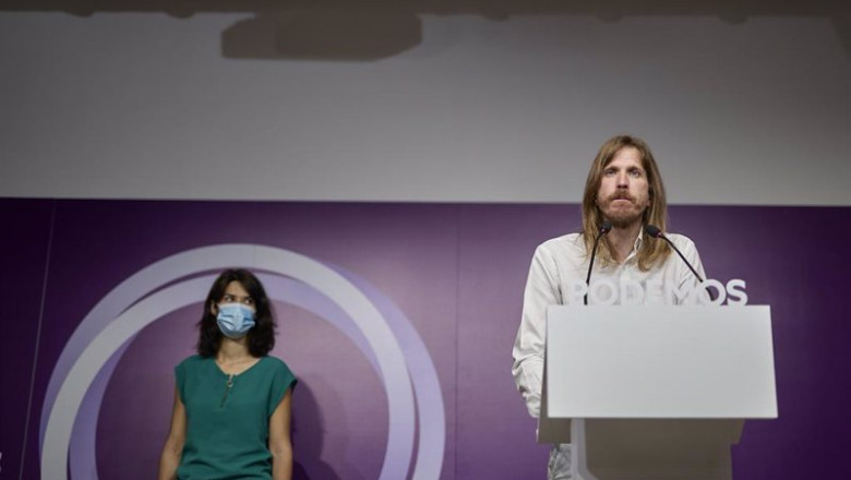 ep los portavoces de podemos isa serra y pablo fernandez durante una rueda de prensa en la sede del ep los portavoces de podemos isa serra y pablo fernandez durante una rueda de prensa en la sede del