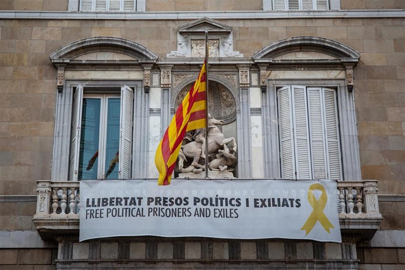 El TSJC ordena a Torra retirar de la Generalitat la pancarta a favor de los presos