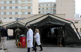 ep personal sanitario pasa junto a militares en las inmediaciones del hospital gregorio maranon en