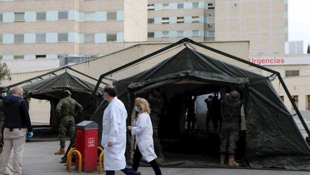 ep personal sanitario pasa junto a militares en las inmediaciones del hospital gregorio maranon en