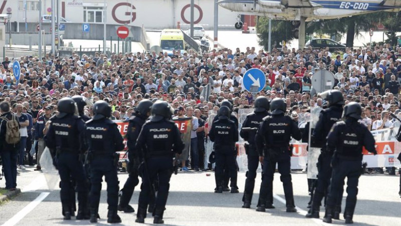 ep policia frente a cientos de personas que se manifiestan durante el segundo dia de paro de la ep policia frente a cientos de personas que se manifiestan durante el segundo dia de paro de la